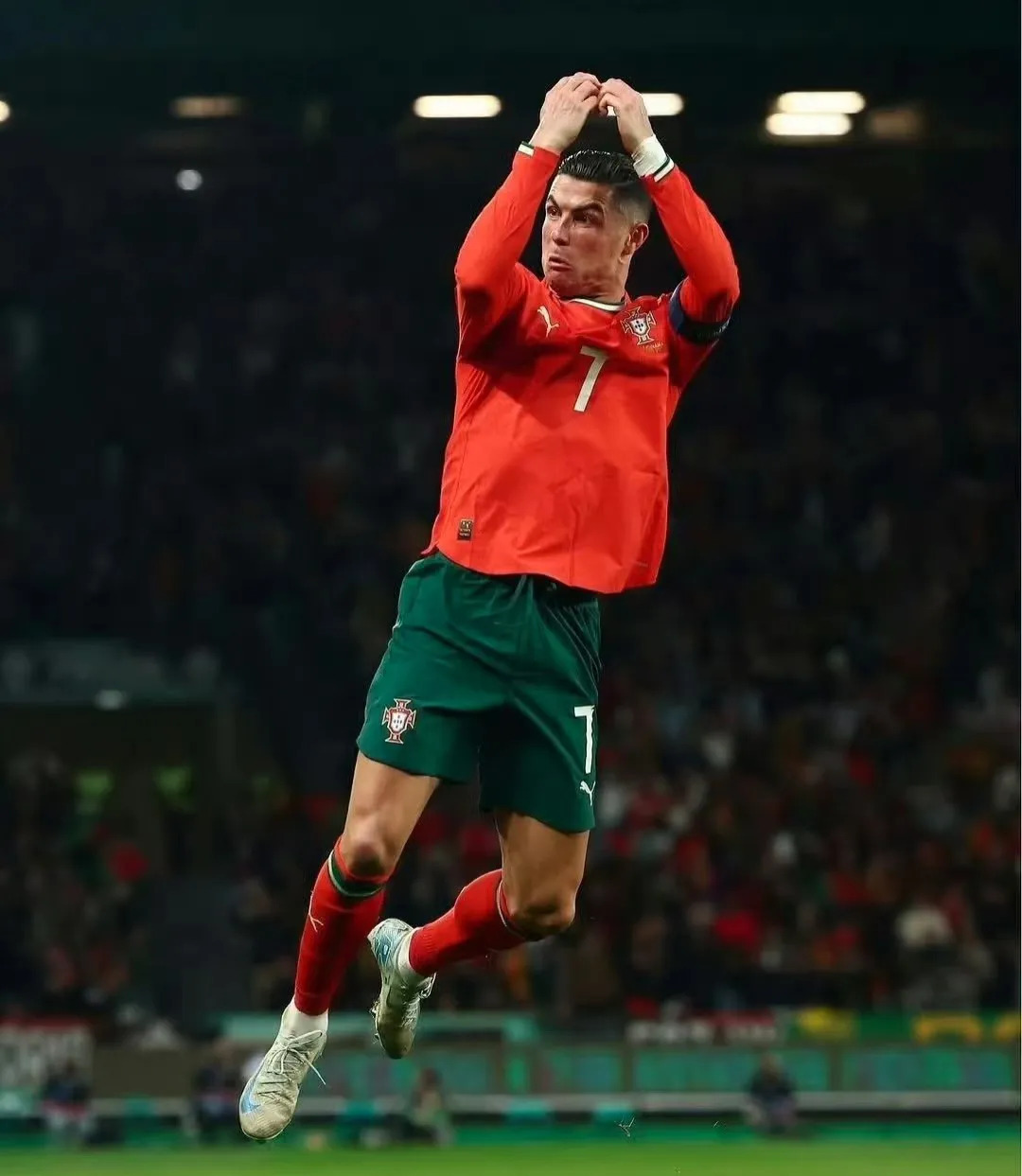 壹号娱乐-C罗重返赛场，险胜首场状态出色，瑞士队观众沸腾！上演精彩一战的简单介绍